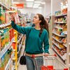 Alimentação é o grande vilão que tem levado o consumidor a cortar itens em seu carrinho - Adobe Stock