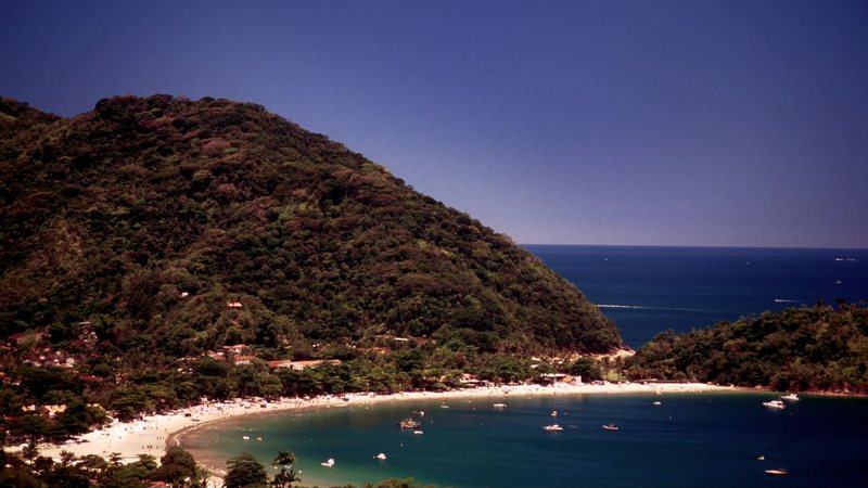 Vista da praia Perequê-Mirim, em Ubatuba, no litoral norte de São Paulo, onde homem teria contraído a bactéria - FERNANDO FERNANDES/ESTADÃO CONTEÚDO