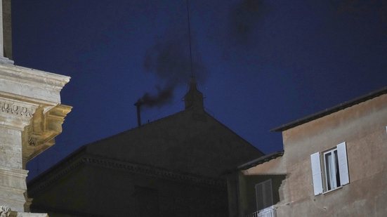 Fumaça preta é sinal de que o novo papa ainda não foi escolhido - Andrew Medichini