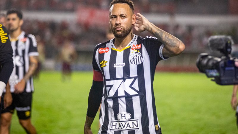 Neymar provoca torcida do CRB, após eliminação nos pênaltis, no estádio Rei Pelé - Itawi Albuquerque/AGIF/Estadão Conteúdo