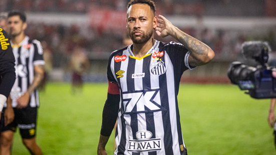 Neymar provoca torcida do CRB, após eliminação nos pênaltis, no estádio Rei Pelé - Itawi Albuquerque/AGIF/Estadão Conteúdo