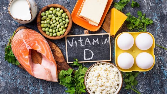 O salmão, especialmente o selvagem, é um dos alimentos mais ricos em vitamina D - Foto: Envato Elements