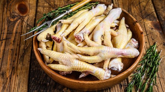 A carne de frango, especialmente a com pele e cartilagens, contém bastante colágeno - Foto: Envato Elements/composter-box