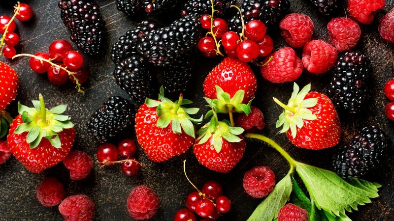 Exemplos de frutas com alto teor de antioxidantes, que protegem o cérebro contra danos e colaboram na prevenção da depressão - Foto: Envato Elements