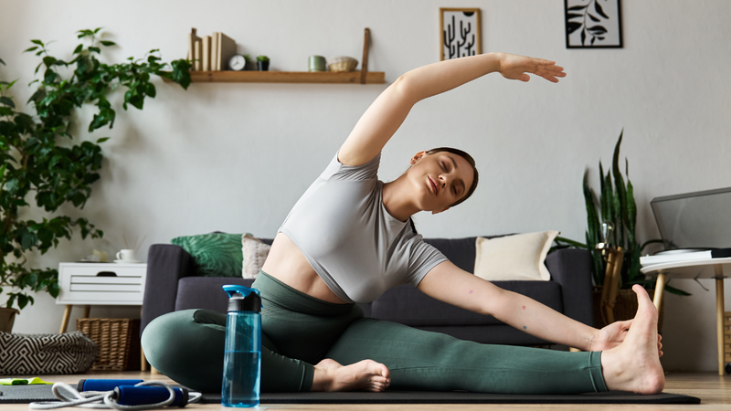 Conheça alongamentos simples para fazer em casa contra dores nas costas e no pescoço - Foto: Envato Elements