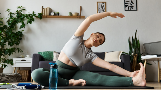Conheça alongamentos simples para fazer em casa contra dores nas costas e no pescoço - Foto: Envato Elements