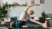 Conheça alongamentos simples para fazer em casa contra dores nas costas e no pescoço - Foto: Envato Elements