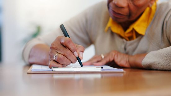 Pesquisa avalia as competências de leitura, escrita e matemática em situações cotidianas da população e revela que índice está estagnado há seis anos - Envato