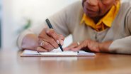 Pesquisa avalia as competências de leitura, escrita e matemática em situações cotidianas da população e revela que índice está estagnado há seis anos - Envato