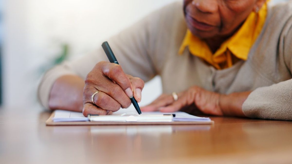 Pesquisa avalia as competências de leitura, escrita e matemática em situações cotidianas da população e revela que índice está estagnado há seis anos - Envato