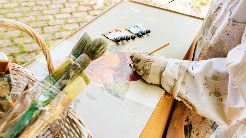 Criar algo com as próprias mãos pode trazer benefícios profundos para a saúde mental. - Foto: Envato Elements