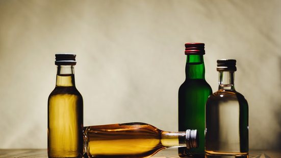 Está suspensa a comercialização, distribuição, fabricação, importação, propaganda e uso desses azeites - Envato