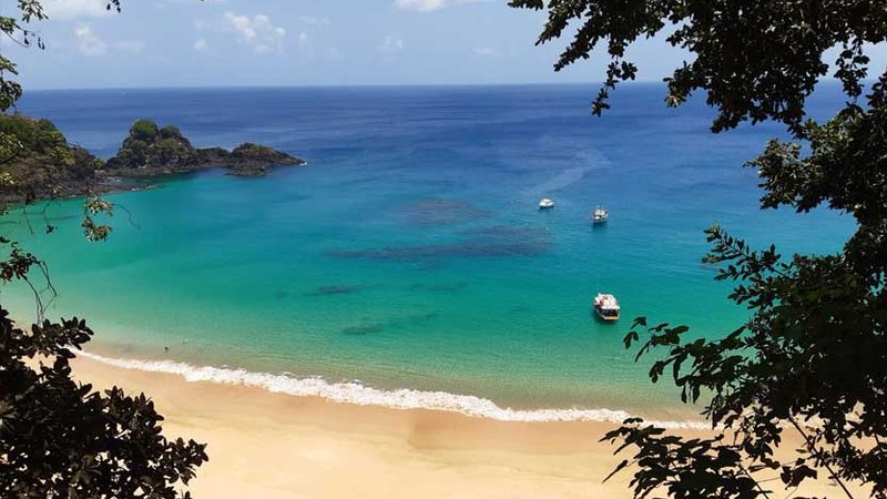 BAÍA DO SANCHO por Georgia Kyrillos - Divulgação Noronha Pernambuco