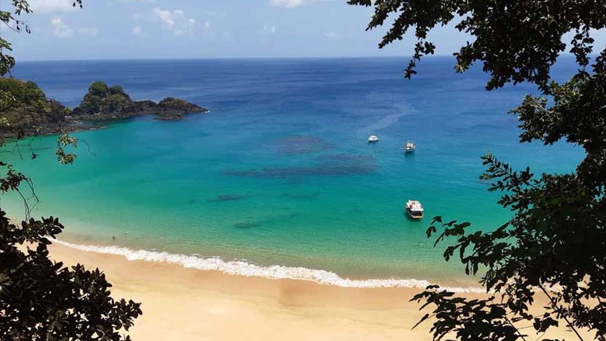 BAÍA DO SANCHO por Georgia Kyrillos - Divulgação Noronha Pernambuco