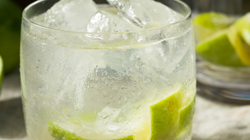Casos de intoxicação por metanol estão ligados a bebidas adulteradas, como como gim, whisky e vodka - Foto: Envato Elements