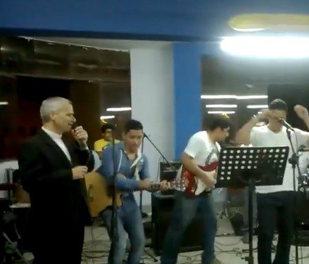 Papa Leão XIV cantando durante o Natal no Peru. - Reprodução - X