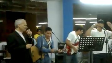Papa Leão XIV cantando durante o Natal no Peru. - Reprodução - X