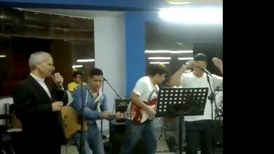 Papa Leão XIV cantando durante o Natal no Peru. - Reprodução - X