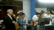 Papa Leão XIV cantando durante o Natal no Peru. - Reprodução - X