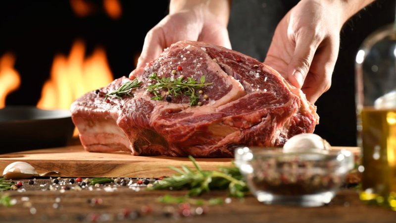 Você não precisa gastar muito para preparar uma carne macia e saborosa - Foto: Envato Elements