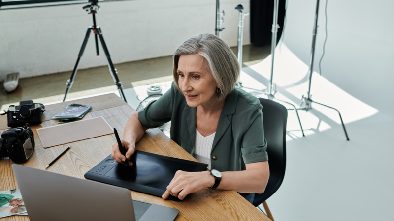 Profissionais mais velhos são sinônimo de experiência e profissionalismo. - Foto: Envato Elements