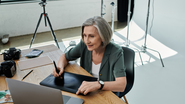Profissionais mais velhos são sinônimo de experiência e profissionalismo. - Foto: Envato Elements