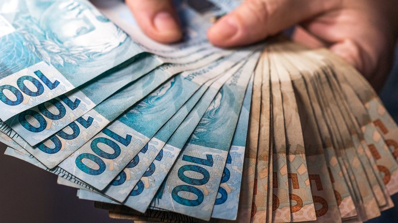 O levantamento mais recente estima mais de 15 milhões de pessoas categorizadas como endividadas de risco - Envato
