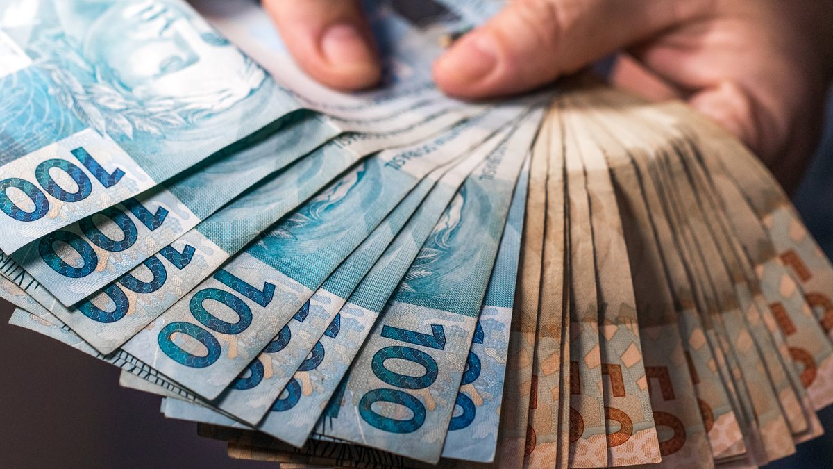 O levantamento mais recente estima mais de 15 milhões de pessoas categorizadas como endividadas de risco - Envato