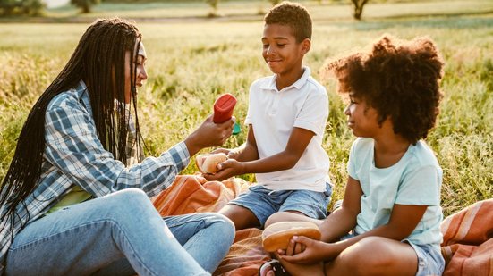 Por que não começar uma tradição familiar? Pode ser um piquenique anual no parque - Foto: Envato Elements