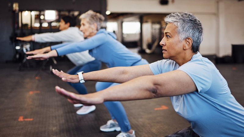Um dos principais motivos é que essas atividades ajudam a estimular a massa muscular dos braços e pernas, considerados por algumas pesquisas como preditores de longevidade saudável - Envato