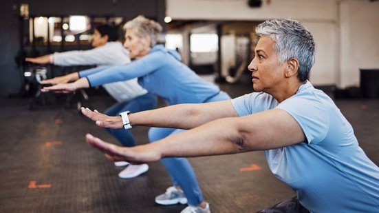 Um dos principais motivos é que essas atividades ajudam a estimular a massa muscular dos braços e pernas, considerados por algumas pesquisas como preditores de longevidade saudável - Envato
