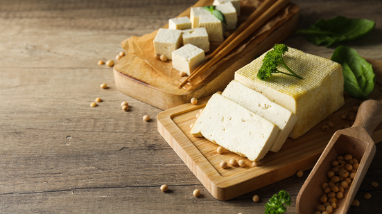 Opte por fontes de proteína magra, uma ótimo opção é o tofu - Foto: Envato Elements/AtlasComposer