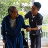 Profissionais e familiares que assumem o papel de cuidar de idosos precisam ir muito além da assistência física - Foto: Envato Elements