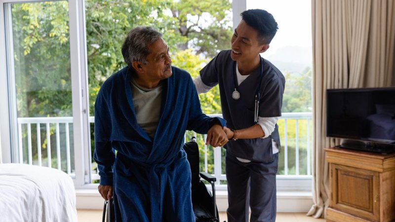 Profissionais e familiares que assumem o papel de cuidar de idosos precisam ir muito além da assistência física - Foto: Envato Elements