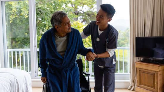 Profissionais e familiares que assumem o papel de cuidar de idosos precisam ir muito além da assistência física - Foto: Envato Elements
