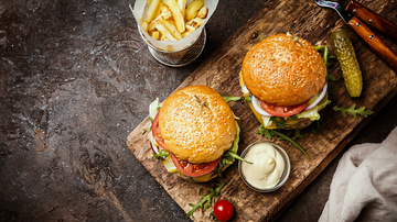 Será que hambúrguer pode fazer parte de uma alimentação saudável ou deve ser evitado - Foto: Envato Elements