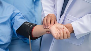 Medir a pressão arterial em casa é importante, porém, a interpretação dos dados deve ser orientada por um médico - Foto: Envato Elements