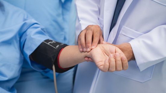 O uso inteligente dos dados permite que profissionais de saúde acompanhem a evolução dos pacientes em tempo real - Envato Elements
