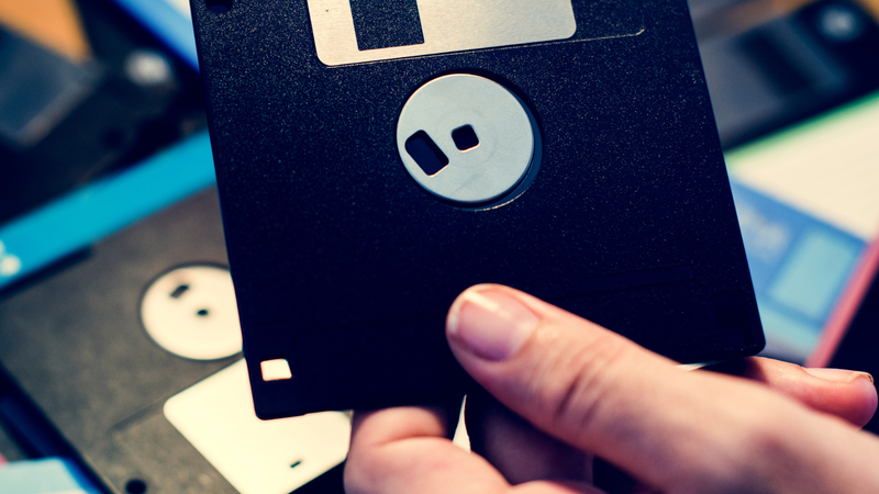 De transmissor do primeiro vírus de computador a símbolo universal de "salvar". - Foto: Envato Elements
