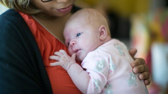 O governo do Estado de São Paulo sanciona lei que garante o direito à amamentação em creches. - Envato