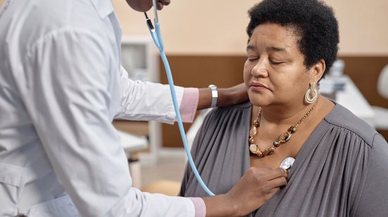 A World Heart Federation projeta um aumento global de 25% na prevalência de insuficiência cardíaca até 2030, devido principalmente ao envelhecimento da população - Envato