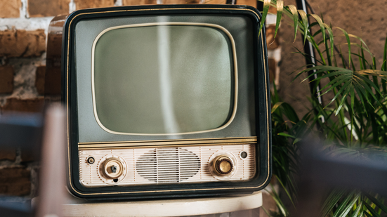 Mais do que um simples aparelho, a televisão tornou-se um símbolo da evolução tecnológica - Foto: Envato Elements