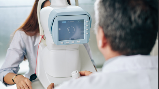 Médico alerta que é crucial realizar exames oftalmológicos regularmente, para detectar sinais da doença - Envato