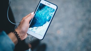 Empresa fez alerta após identificar risco em um app específico do Google para celulares da Apple - Envato