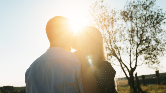 Adote esses hábitos simples para tornar seu relacionamento mais feliz. - Foto: Envato Elements
