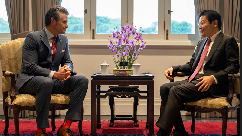 O secretário de Defesa dos EUA, Pete Hegseth, se encontrou com o primeiro-ministro de Cingapura, Lawrence Wong - Sub-oficial da Marinha de 1ª Classe Alexander Kubitza / Departamento de Defesa