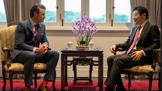 O secretário de Defesa dos EUA, Pete Hegseth, se encontrou com o primeiro-ministro de Cingapura, Lawrence Wong - Sub-oficial da Marinha de 1ª Classe Alexander Kubitza / Departamento de Defesa