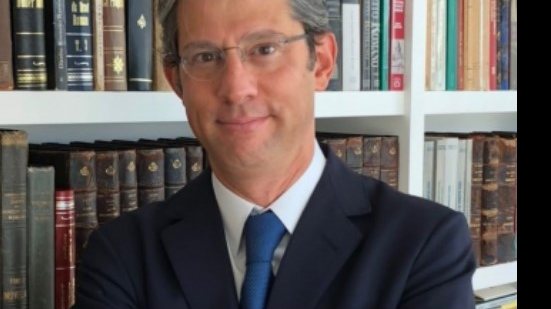 Professor de direito civil há 30 anos, atualmente lecionando na PUC-Rio, e de direito e literatura na FGV há uma década - ABL