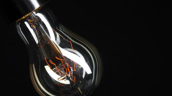Mudança na conta de luz é para financiar aumento nos custos com acionamento de termelétricas - Envato