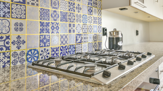 Siga essas dicas simples para desengordurar os azulejos da sua cozinha - Foto: Envato Elements